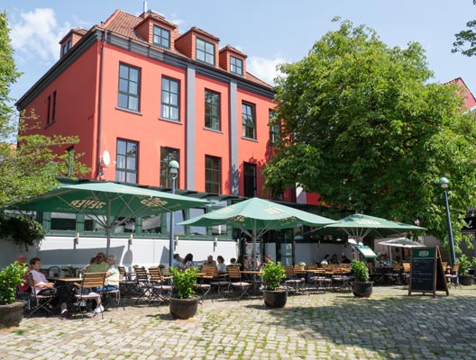 Biergarten vor dem Haus