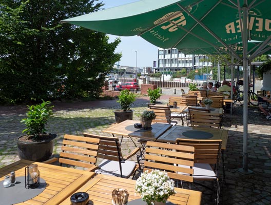 Biergarten vor dem Haus