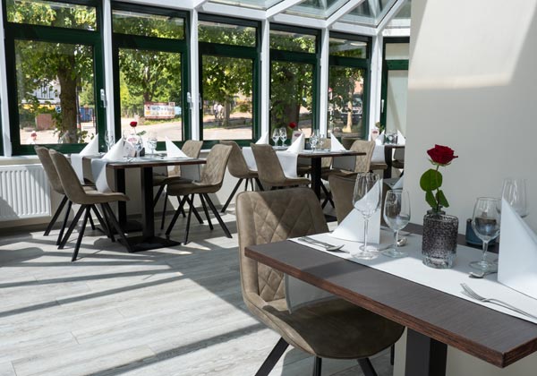 Eingedeckte Tische im Restaurant und Tischdekoration